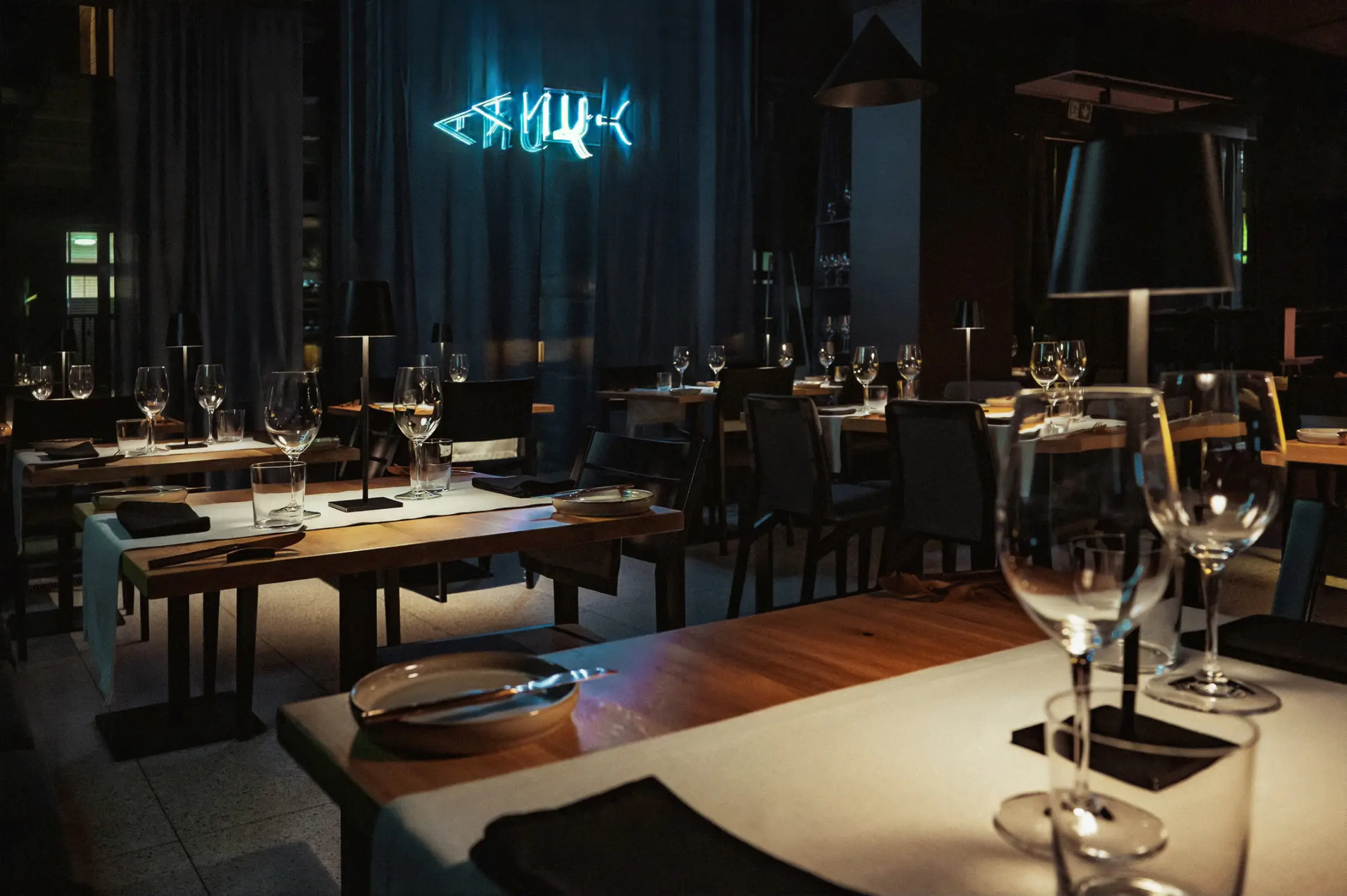 Tuna restaurant private dining room interior moody lighting blue neon sign - Wnętrze restauracji Tuna sala na prywatne kolacje nastrojowe oświetlenie niebieski neon